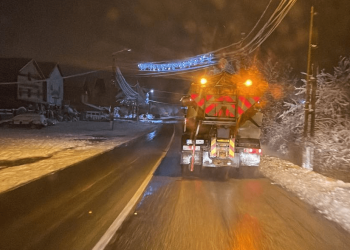 Sute de tone de material antiderapant răspândite pe șoselele din vestul țării!