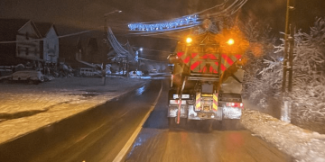 Sute de tone de material antiderapant răspândite pe șoselele din vestul țării!