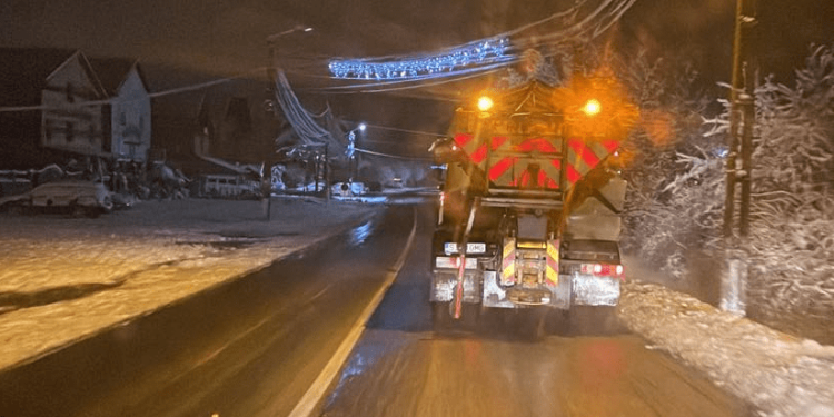 Sute de tone de material antiderapant răspândite pe șoselele din vestul țării!