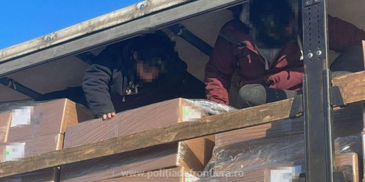 VIDEO Migranți ilegali cu zecile descoperiți într-o singură noapte, încercând să treacă granița spre Ungaria