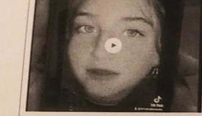 O fată de 13 ani a plecat de acasă și nu s-a mai întors. Părinții cer ajutorul poliției