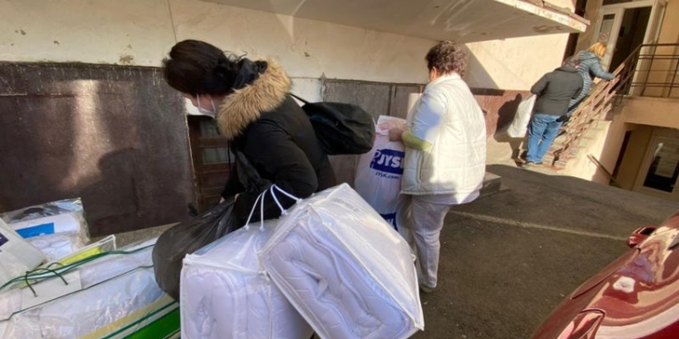 VIDEO Căldură adusă de timișoreni pentu bolnavii de cancer! Zeci de pături și pilote au fost donate, ÎPS Ioan Selejan s-a alăturat acțiunii civice