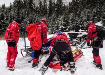 Acțiune contra cronometru în vestul țării! Un locuitor din satul Ineleț are probleme cardiace, salvamontiștii sunt singurii care îl pot transporta