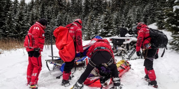 Acțiune contra cronometru în vestul țării! Un locuitor din satul Ineleț are probleme cardiace, salvamontiștii sunt singurii care îl pot transporta