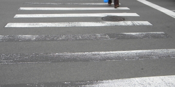 Bătrân lovit pe trecerea de pietoni