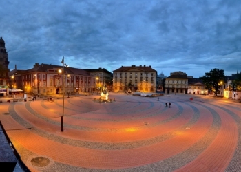 VIDEO Se distrau furând! Tineri filmați cum furau butelii de la terasele din Piața Libertății din Timișoara