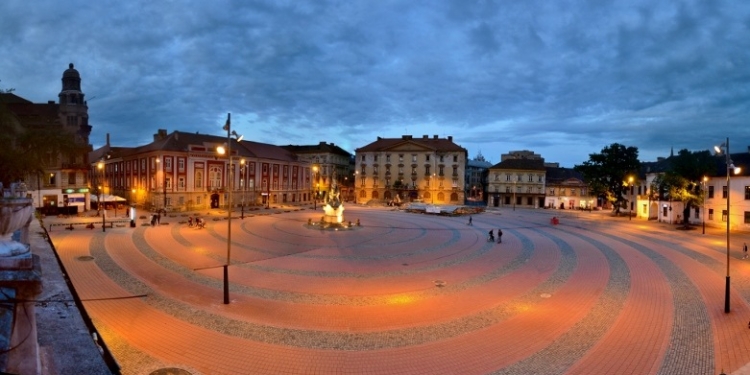 VIDEO Se distrau furând! Tineri filmați cum furau butelii de la terasele din Piața Libertății din Timișoara