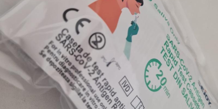 Autoritățile se gândesc să scoată din școli testele pe bază de  salivă, având în vedere că multe dintre ele au dat rezultate false