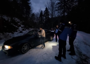 O femeie cu copilul său a rămas blocată cu mașina în zăpadă