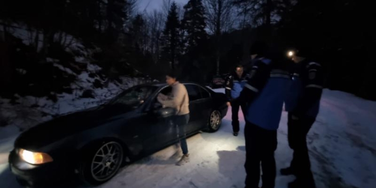 O femeie cu copilul său a rămas blocată cu mașina în zăpadă