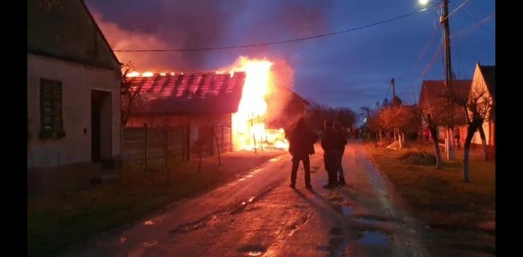 O familie din Timiș a rămas fără agoniseala de o viață! Un incendiu i-a lăsat în stradă