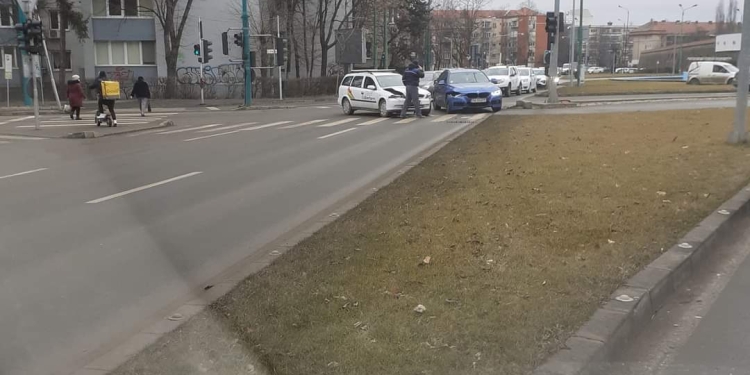 VIDEO Accident rutier la Punctele Cardinale din Timișoara! O femeie a ajuns la spital