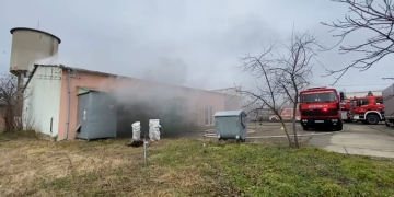 VIDEO Mobilizare de forțe ISU Timiș pentru stingerea unui incendiu izbucnit în Giroc. O mașină a ars într-o hală