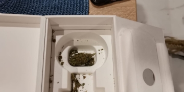 VIDEO Kilograme multe de droguri, bani și rețineri după descinderile de joi, la persoane suspectate de trafic de droguri din Timișoara și Giroc