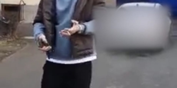 VIDEO „Bizon” de Timișoara! Și-a parcat bolidul pe trotuar și a scuipat un pieton pe care era aproape să îl calce