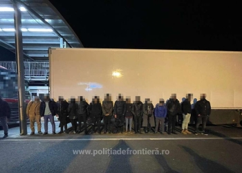15 migranți găsiți sub remorca unui tir, în vestul țării