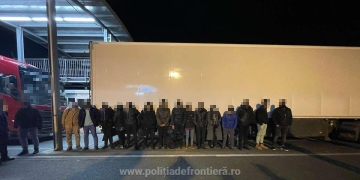 15 migranți găsiți sub remorca unui tir, în vestul țării