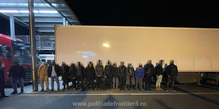 15 migranți găsiți sub remorca unui tir, în vestul țării