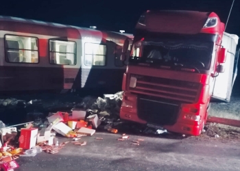 Accident în Timiș, între un tir încărcat cu ciocolată și un tren! Dulciurile au fost aruncate pe zeci de metri
