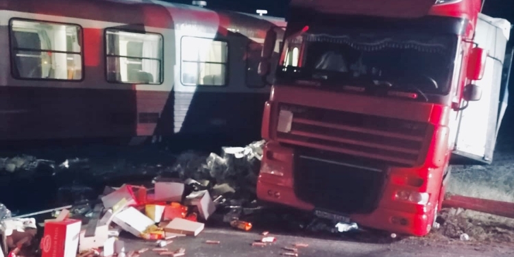 Accident în Timiș, între un tir încărcat cu ciocolată și un tren! Dulciurile au fost aruncate pe zeci de metri