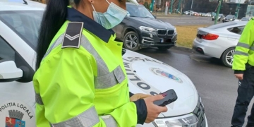 Comunitarii din Timișoara fac economie cu autocolantele pentru amenzi! Au aplicație și imprimantă mobilă