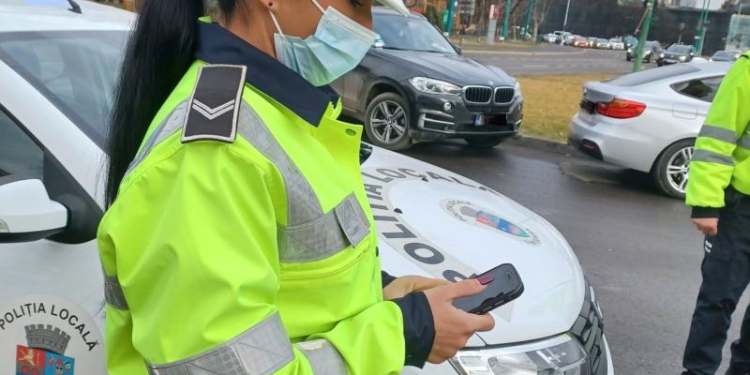 Comunitarii din Timișoara fac economie cu autocolantele pentru amenzi! Au aplicație și imprimantă mobilă