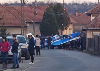 VIDEO Aterizare forțată a unui avion de mici dimensiuni pe o uliță dintr-un sat hunedoarea