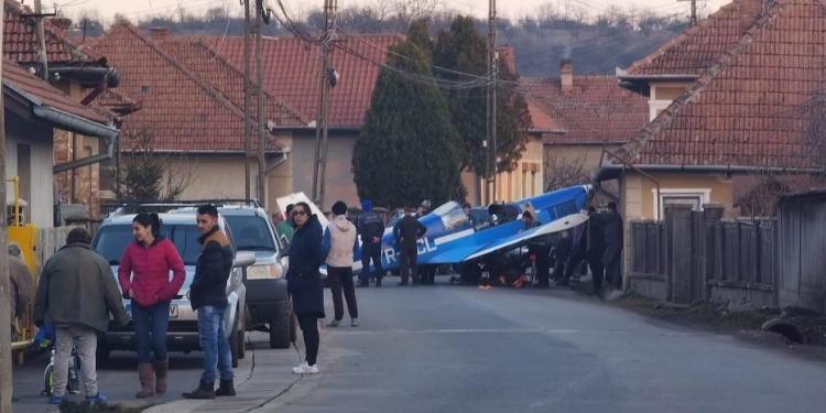 VIDEO Aterizare forțată a unui avion de mici dimensiuni pe o uliță dintr-un sat hunedoarea