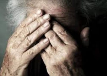 VIDEO O bătrână de 82 de ani, îmbrăcată sumar și desculța a fost găsită pe marginea drumului