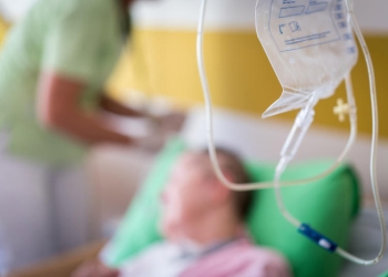 Zile libere și îndemnizație pentru persoanele care îngrijesc bolnavii de cancer