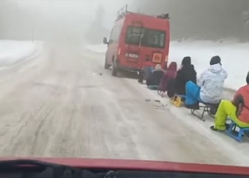 Șoferul care trăgea cu microbuzul mai mulți copii pe sănii, a fost amendat