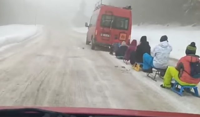 Șoferul care trăgea cu microbuzul mai mulți copii pe sănii, a fost amendat