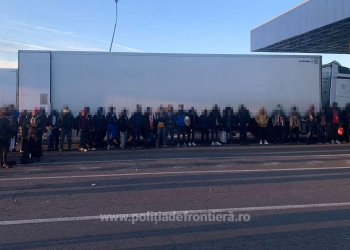 VIDEO Treizeci și șapte de cetățeni străini depistaţi ascunși într-un tir la P.T.F. Nădlac II