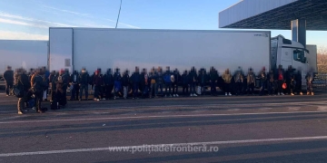 VIDEO Treizeci și șapte de cetățeni străini depistaţi ascunși într-un tir la P.T.F. Nădlac II