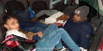 Patru într-un portbagaj! Migranți ascunși sub pilotă, descoperiți de polițiștii de frontieră din vestul țării
