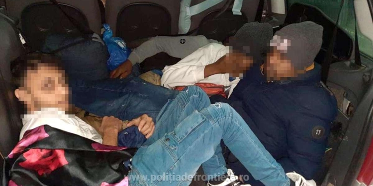 Patru într-un portbagaj! Migranți ascunși sub pilotă, descoperiți de polițiștii de frontieră din vestul țării