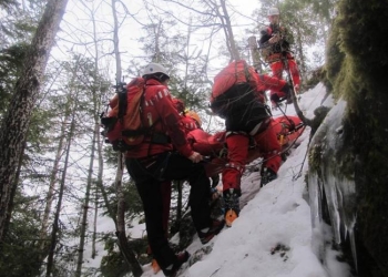 ALERTĂ! Salvamontiștii din Băile Herculane intervin într-o zonă dificilă de unde se aud strigăte