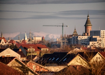 Munții Țarcu văzuți din Timișoara! Imagini spectaculoase surprinse de un fotograf