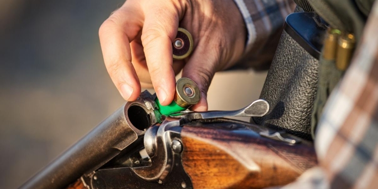 Accident de vânătoare în Arad. Bărbat mort după ce a fost împușcat în picior