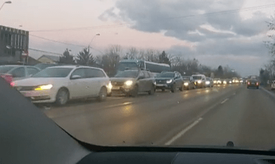 VIDEO. Ce poți face într-o miercuri seară?! Statul la coada, ocupația ”preferată” a celor care stau în Moșnița
