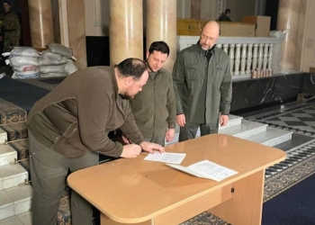 Volodimir Zelenski a semnat solicitarea de aderare la UE: „Soldații noștri nu luptă doar pentru țara noastră, luptă pentru toată Europa”