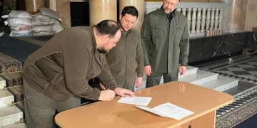 Volodimir Zelenski a semnat solicitarea de aderare la UE: „Soldații noștri nu luptă doar pentru țara noastră, luptă pentru toată Europa”