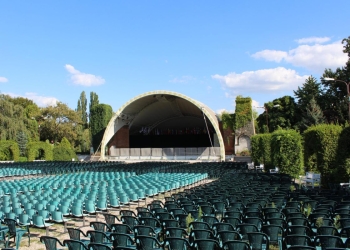 VIDEO Jocuri periculoase! Doi copii din Timișoara au transformat prelata scenei din Parcul Rozelor în trambulină