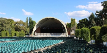 VIDEO Jocuri periculoase! Doi copii din Timișoara au transformat prelata scenei din Parcul Rozelor în trambulină