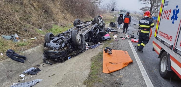 Un copil și doi adulți au ajuns la spital în urma unui grav accident