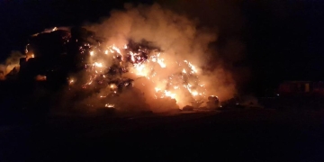 Incendiu violent la Arad! Zeci de pompieri și voluntari s-au luptat ore întregi cu focul