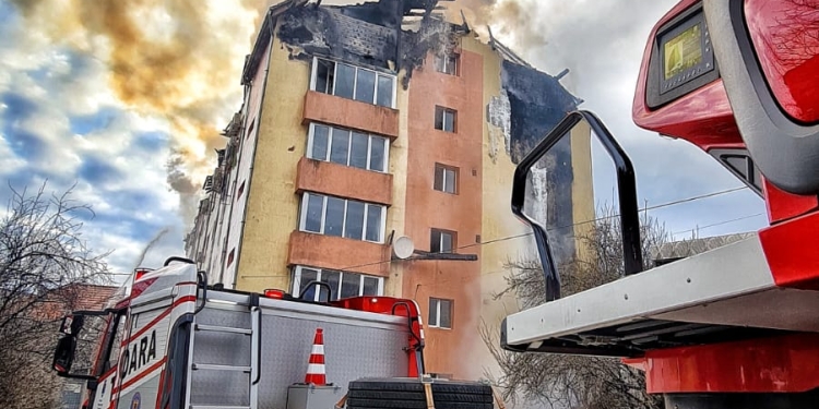 VIDEO. Bloc în flăcări, în Complexul Studențesc. 60 de oameni evacuați