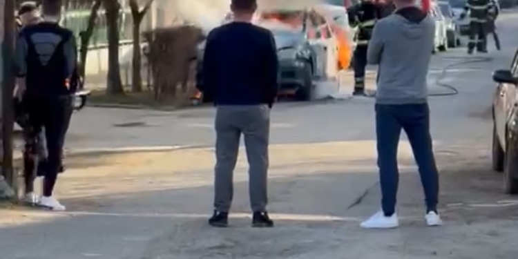 VIDEO. Mașină în flăcări, pe Calea Aradului