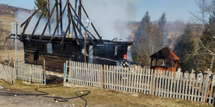 O biserică monument istoric a ars într-un incendiu