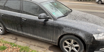 VIDEO Nor de praf saharian peste Timișoara. Șoferii și-au găsit mașinile acoperite de un strat subțire de nisip